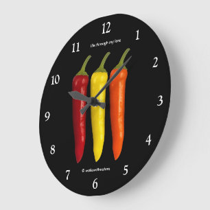 Eine farbenfrohe Dreiergruppe von Bananenpaprika Große Wanduhr