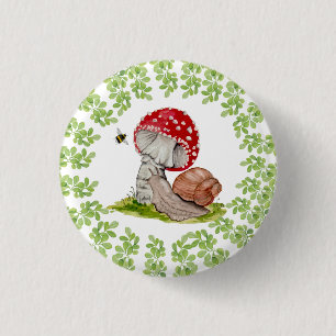 Eine farbenfrohe Waldfliege und eine Schnecke Button