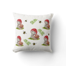 Eine farbenfrohe Waldfliege und eine Schnecke