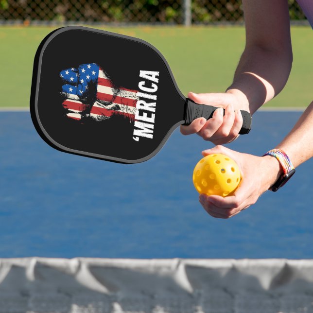 Eine Faust-Fahne der Amerikaner "MERICA" Pickleball Schläger (InSitu)