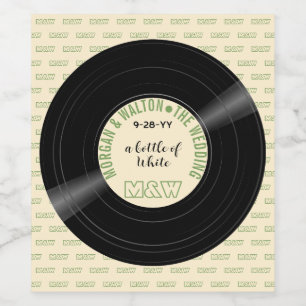 Eine Flasche mit weißem Vinyl Record Monogramm Cus Weinetikett