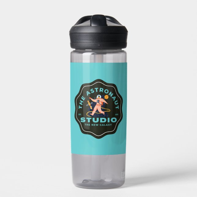 Eine Flasche Trinkwasser mit attraktivem Logo (Vorderseite)