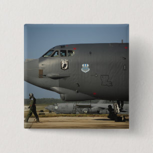 Eine Flugbesatzung der US Air Force bereitet eine Button