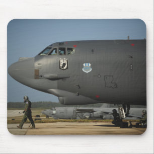 Eine Flugbesatzung der US Air Force bereitet eine  Mousepad