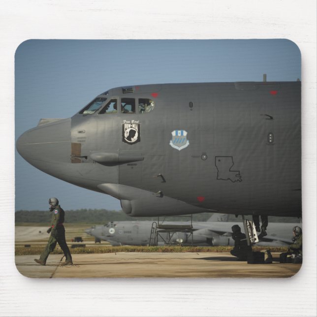 Eine Flugbesatzung der US Air Force bereitet eine  Mousepad (Vorne)