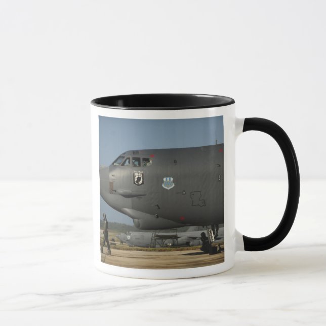 Eine Flugbesatzung der US Air Force bereitet eine  Tasse (Rechts)