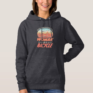 Eine Frau auf dem Fahrrad Hoodie