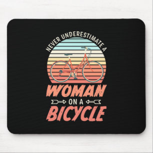 Eine Frau auf dem Fahrrad Mousepad