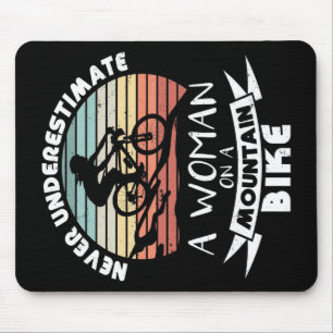 Eine Frau auf dem Mountainbike   NIEDLICHE GEBURTS Mousepad