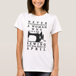 Eine Frau, die Nähen liebt und im April geboren wu T-Shirt