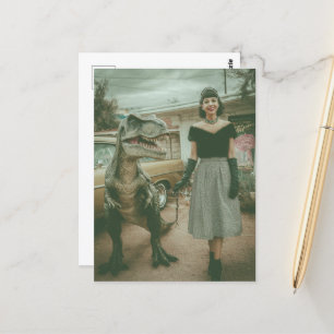 Eine Frau geht mit ihrem Haustier T-Rex Postkarte