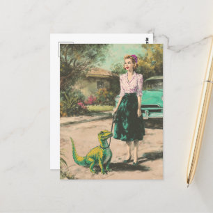 Eine Frau geht mit ihrem Tier durch das winzige Di Postkarte