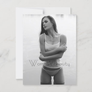 Eine Frau in einem Kurzen weißen T - Shirt Postkarte