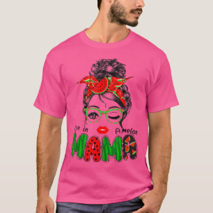 Eine Frau in einem Melon Mama Messy Bun Watermelon T-Shirt
