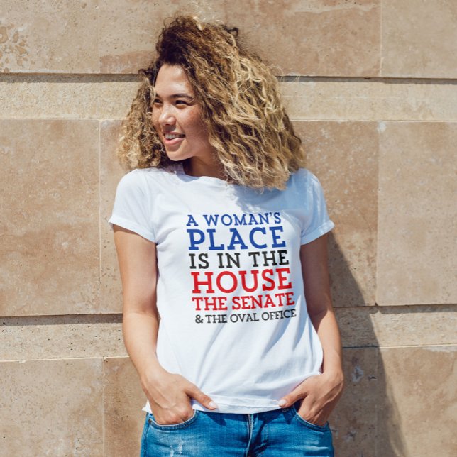 Eine Frau ist im Haus. T-Shirt (Von Creator hochgeladen)