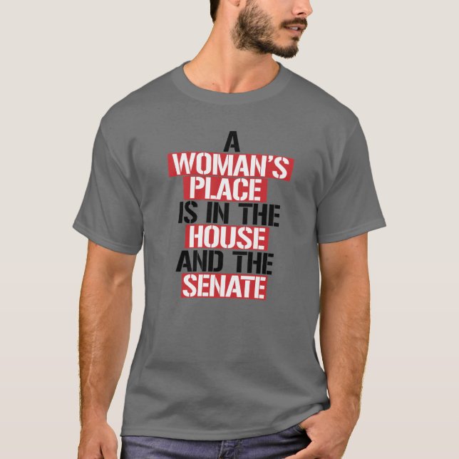 Eine Frau ist im Haus und im Senat. T-Shirt (Vorderseite)