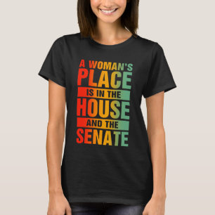 Eine Frau ist im T - Shirt des Repräsentantenhause