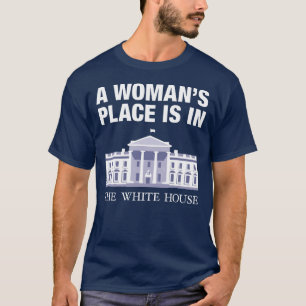 Eine Frau ist im Weißen Haus. T-Shirt