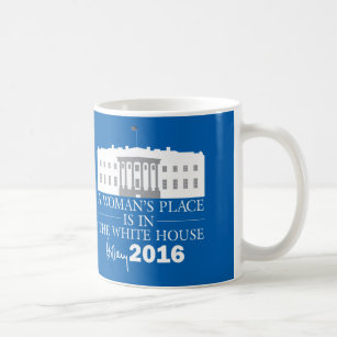 Eine Frau ist in der Hillary-Tasse des Weißen Haus Tasse