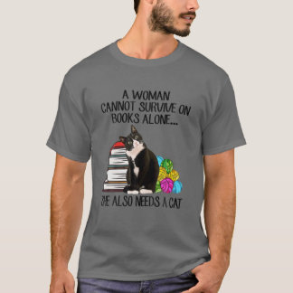 Eine Frau kann nicht allein mit Büchern überleben. T-Shirt