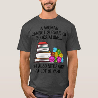 Eine Frau kann nicht allein von Büchern überleben. T-Shirt