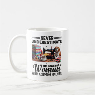 Eine Frau kann nicht allein von Kaffee leben, sie Kaffeetasse
