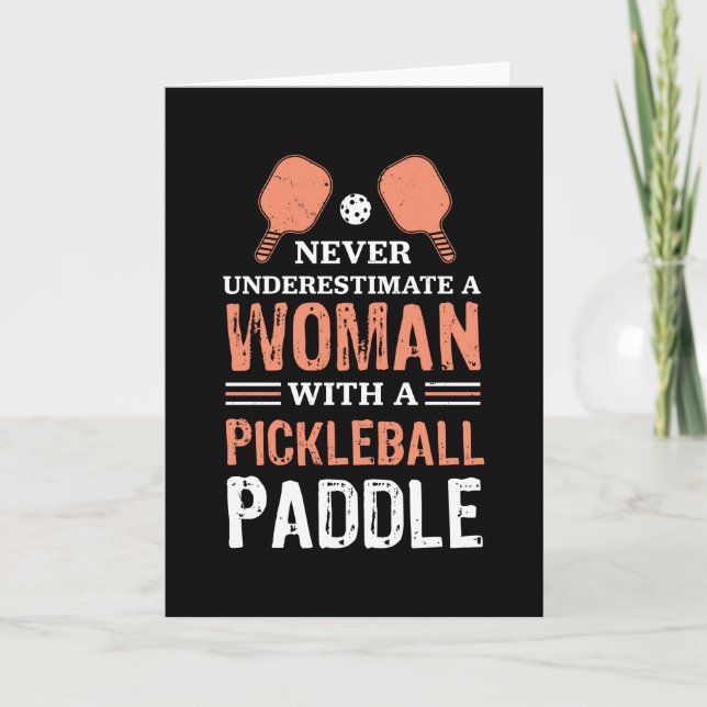 Eine Frau mit einem Paddelgeschenk für Pickleball Karte (Vorderseite)