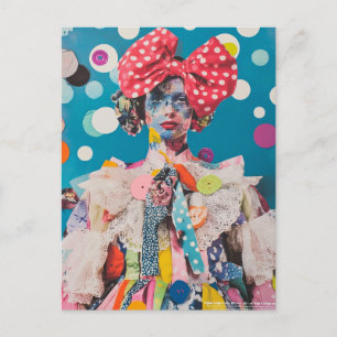 Eine Frau mit Punkten im Bow-Modestil Collage Postkarte