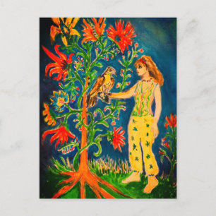 Eine Frau steht neben einem fantastischen Baum Postkarte