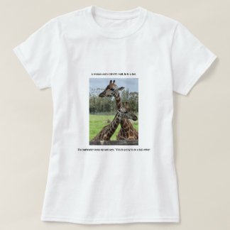 Eine Frau und eine Giraffe. T-Shirt