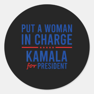 Eine Frau unter der Leitung von Kamala Harris demo Runder Aufkleber