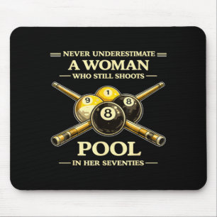 Eine Frau unterschätzen, die Poolbillard spielt 70 Mousepad