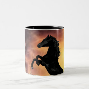 Eine friesische Stallionspferdeerrichtung Zweifarbige Tasse