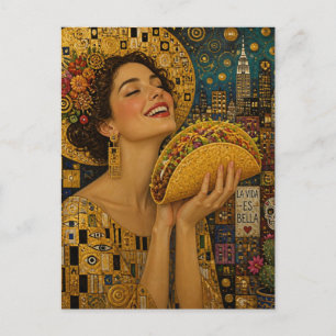 Eine fröhliche Frau mit einem Taco Postkarte