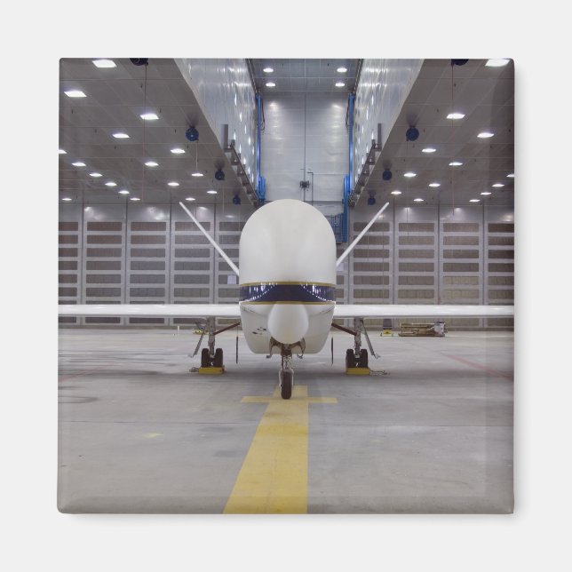 Eine Frontansicht auf ein unbemanntes Flugzeug von Magnet (Vorne)