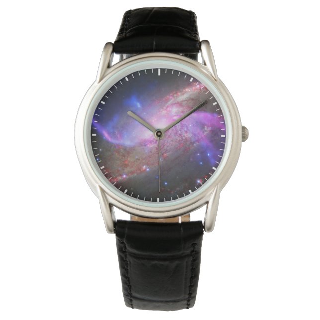 Eine galaktische Lichtshow in Spiralgalaxie Ngc 42 Armbanduhr (Vorderseite)