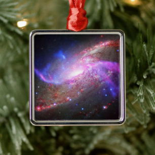 Eine galaktische Lichtshow in Spiralgalaxie Ngc 42 Ornament Aus Metall