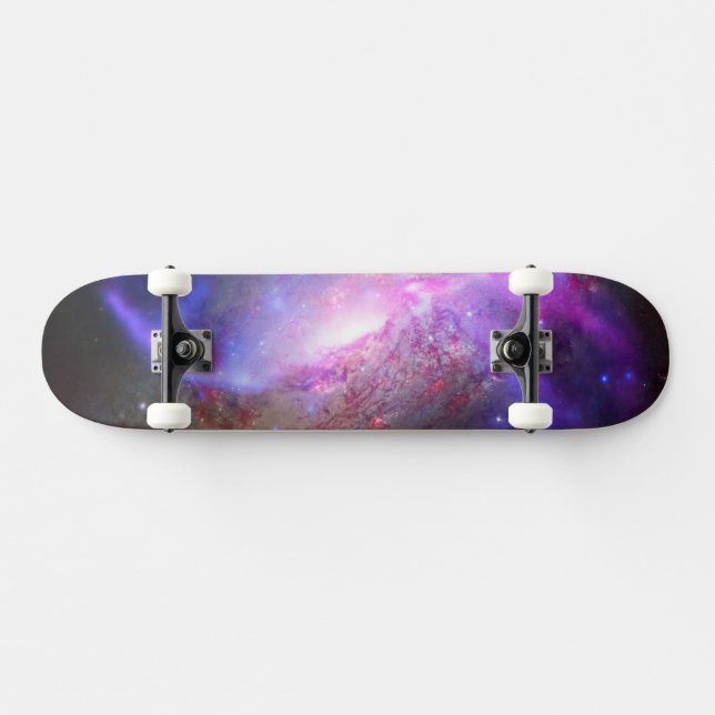 Eine galaktische Lichtshow in Spiralgalaxie Ngc 42 Skateboard (Horizontal)