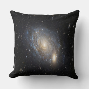 Eine Galaxie im Weltraum Kissen