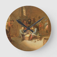 Eine Garderobe mit Soldaten, die Karten spielen (