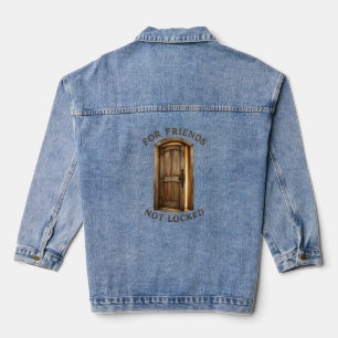 Eine gealterte Holztür. Jeansjacke