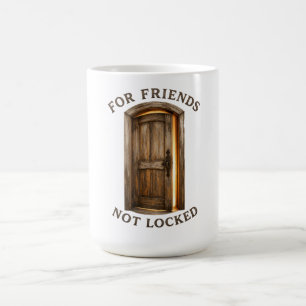Eine gealterte Holztür. Kaffeetasse