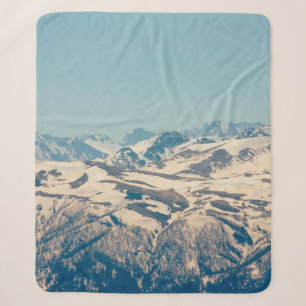 Eine Gebirgskette mit tauendem Schnee und Eis in d Sherpadecke