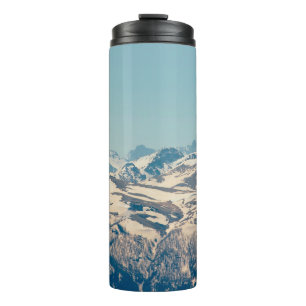 Eine Gebirgskette mit tauendem Schnee und Eis in d Thermosbecher