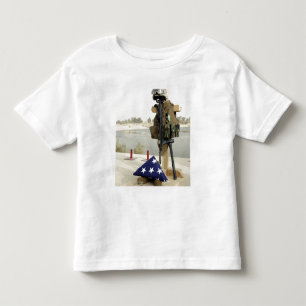 Eine gefallene Soldatganganzeige Kleinkind T-shirt
