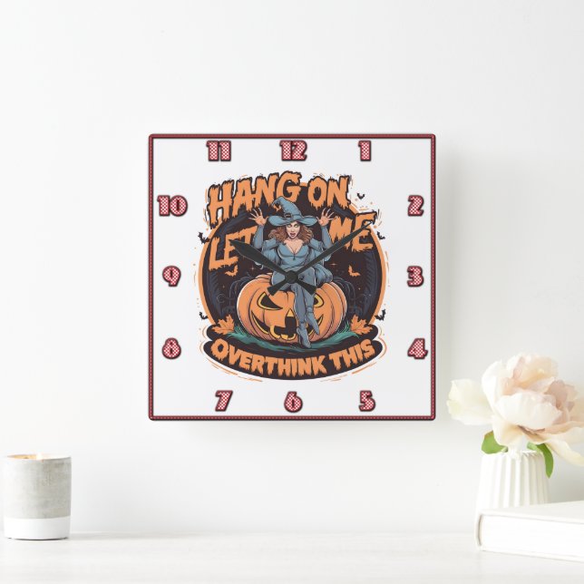 Eine geistige Hexe, die bei Dämmerung auf einem Kü Quadratische Wanduhr (Zuhause)