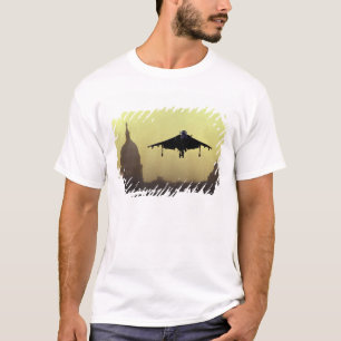 Eine Geländeläuferjet-Landung auf dem Mall an der T-Shirt