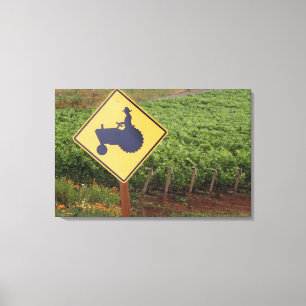 Eine gelbe Traktorüberfahrt unterzeichnen herein Leinwanddruck