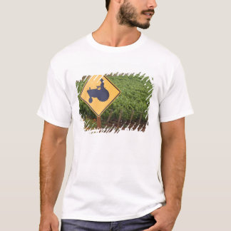 Eine gelbe Traktorüberfahrt unterzeichnen herein T-Shirt