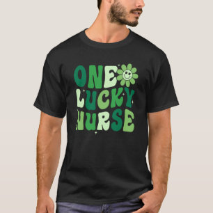 Eine glückliche irische Kleeblatt-Krankenschwester T-Shirt